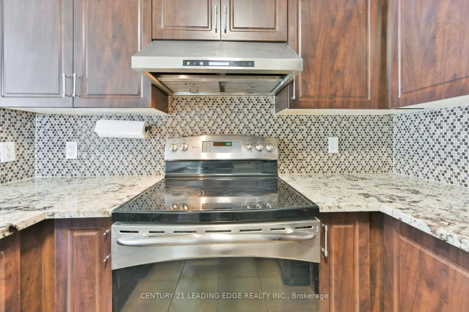 1040 The Queensway 710 photo 5