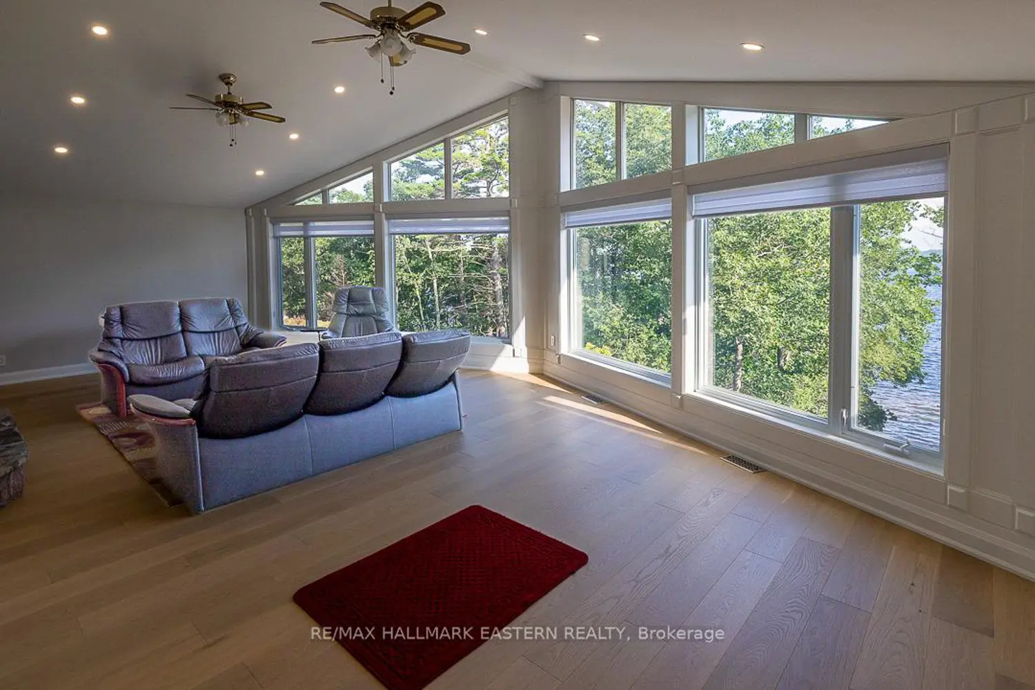 15 Oakridge Drive photo 2