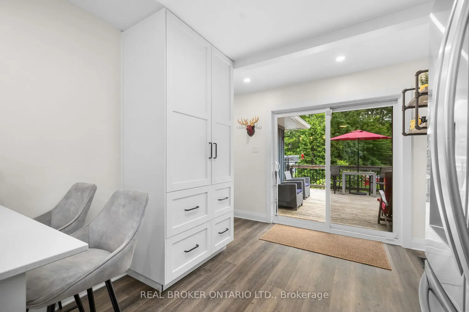 929 Bayview Drive photo 4