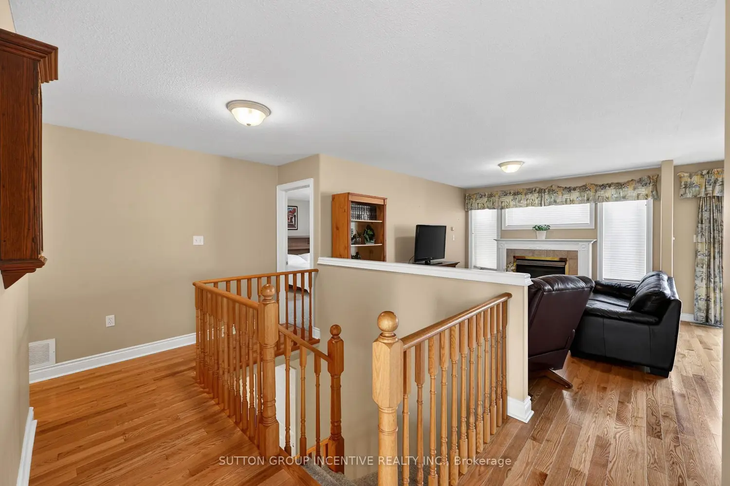 101 Lion's Gate Boulevard photo 2