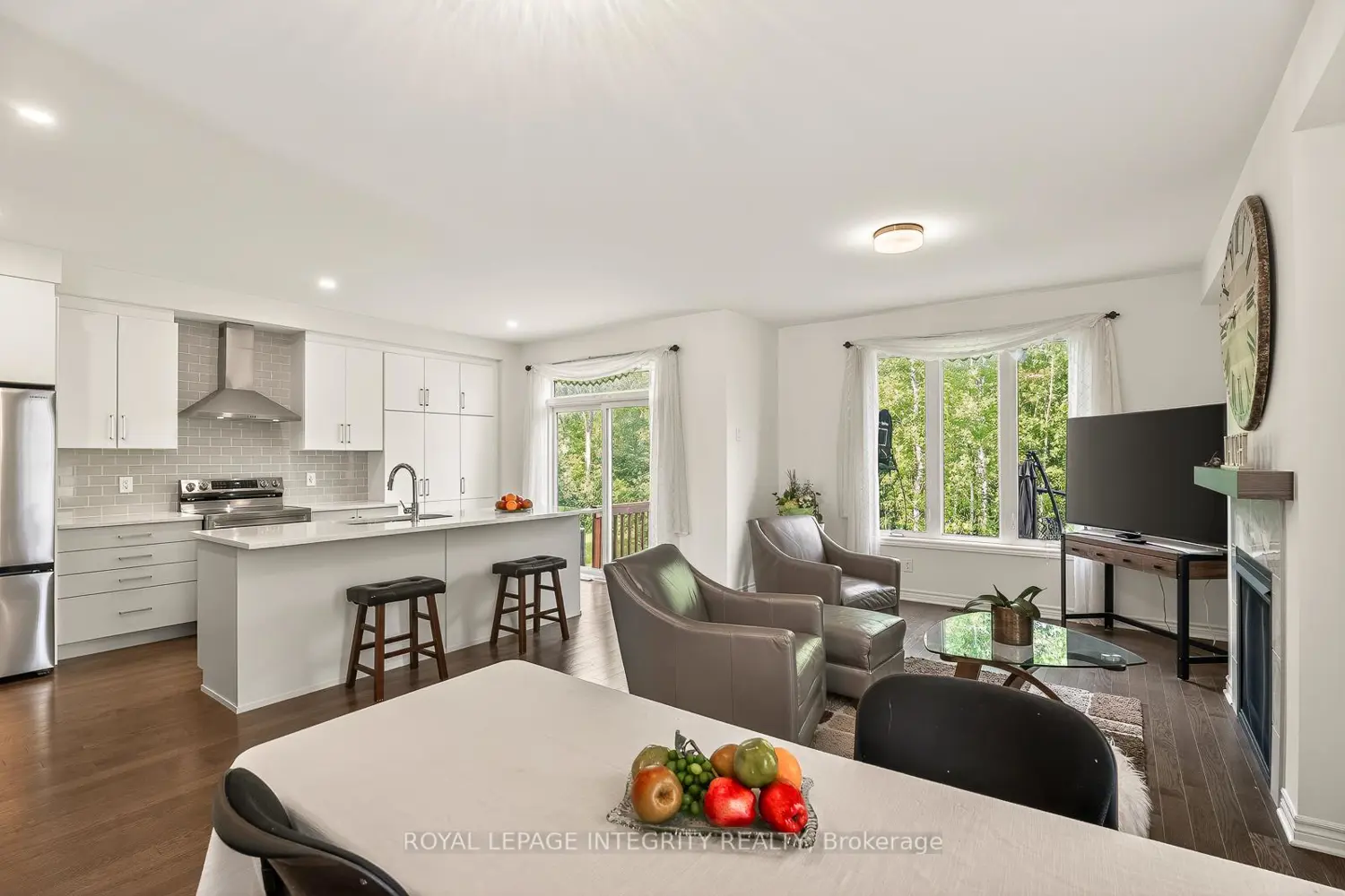655 Persimmon Way photo 3