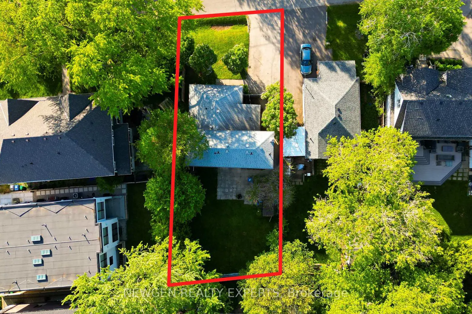 1070 Pelham Avenue photo 3