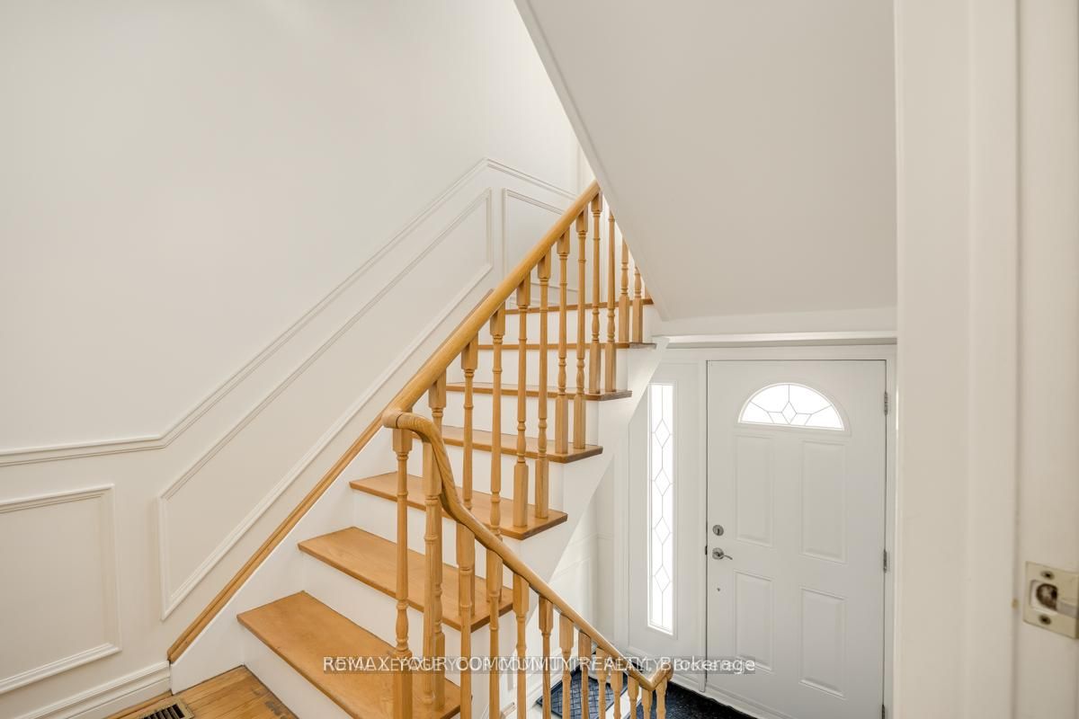 16 Martini Drive, Toronto, ON, M6M 4X5 photo 5