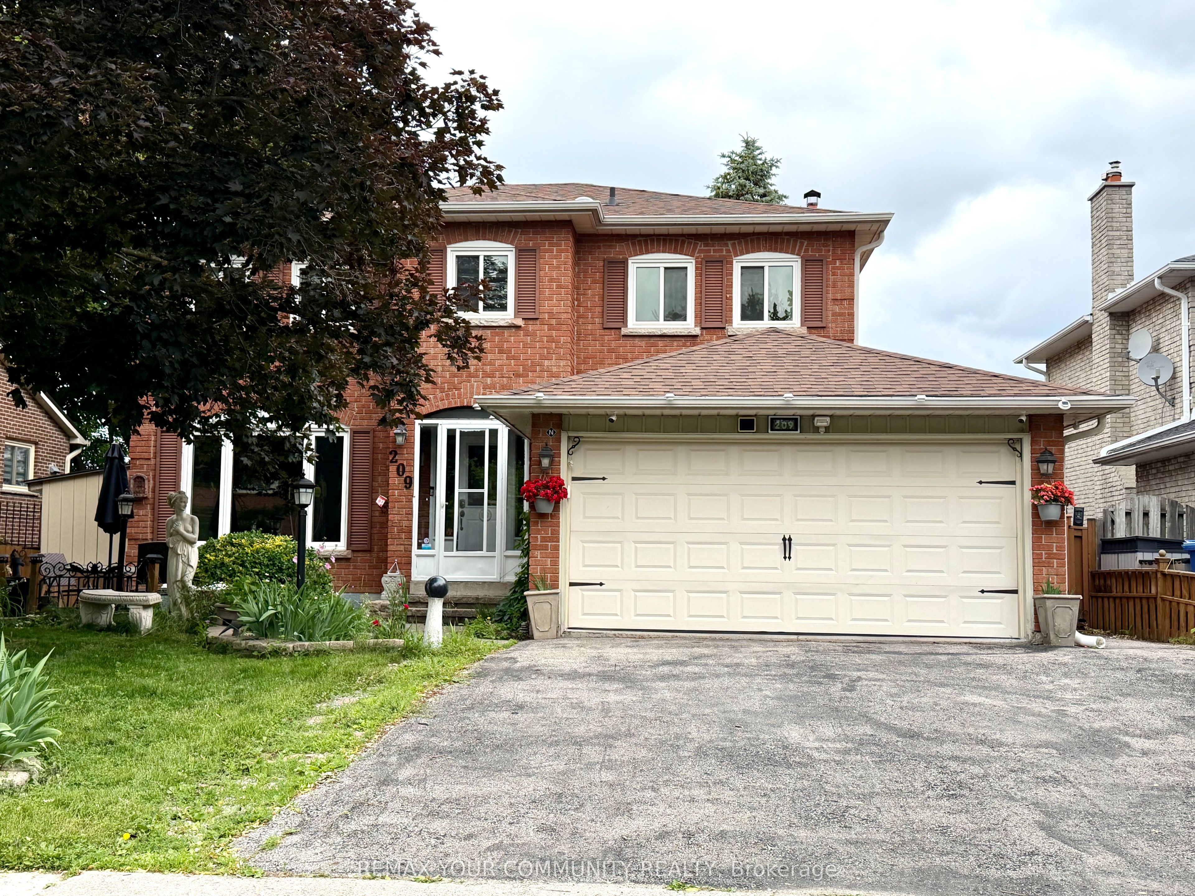 209 Yorkshire Drive, Newmarket, ON, L3Y 6K9