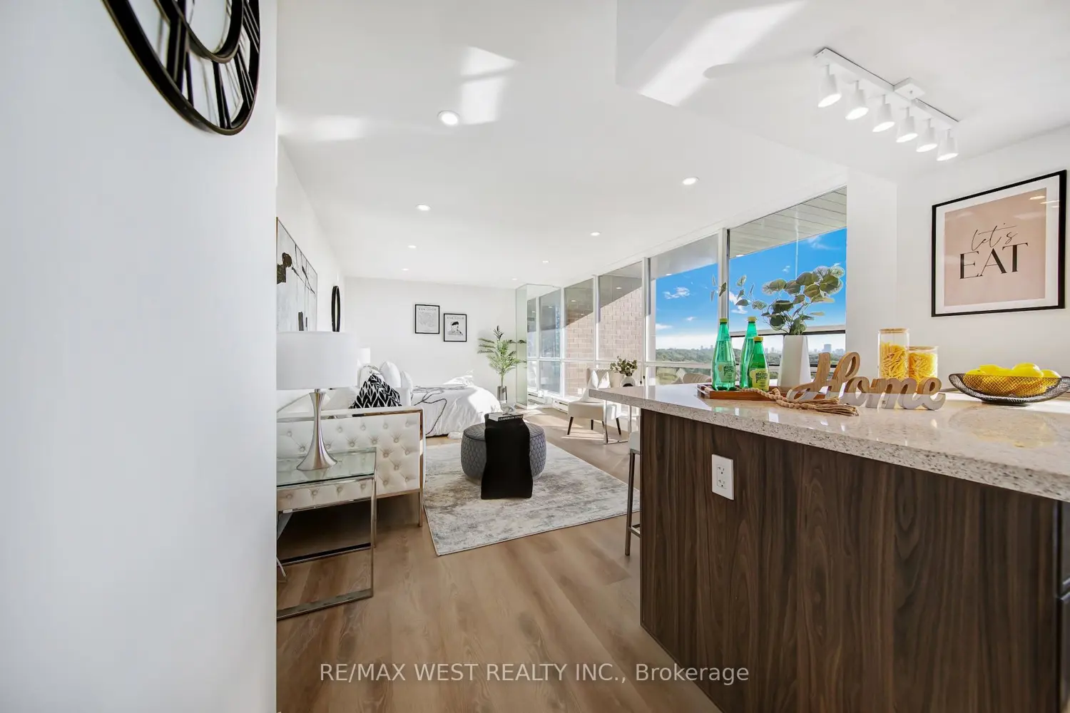 914 Yonge Street 1202 photo 2