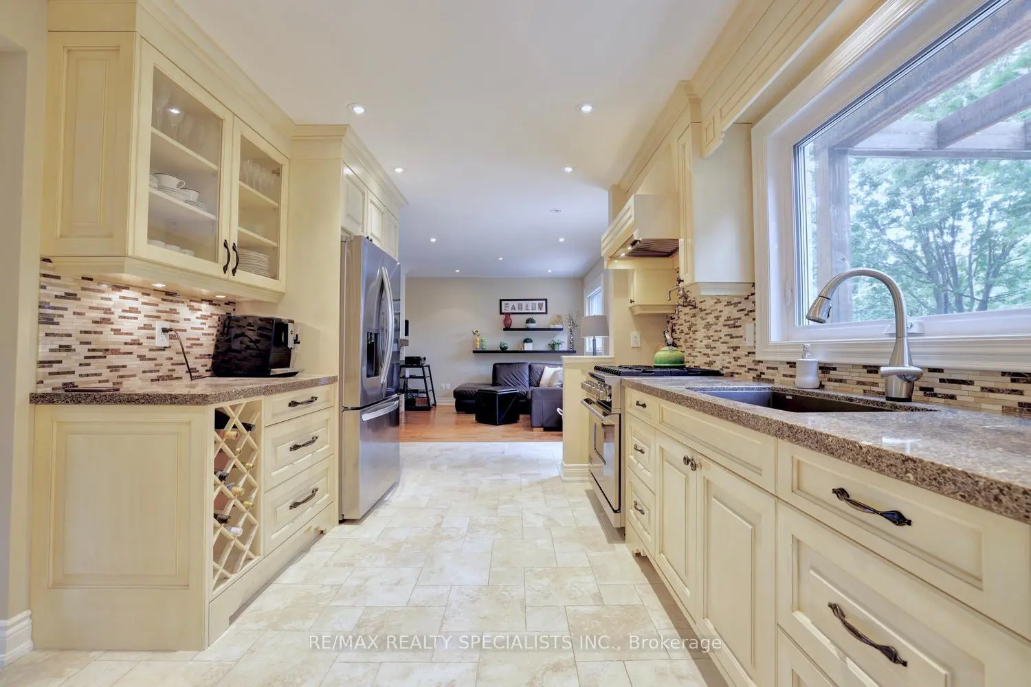 2423 Woking Crescent photo 4