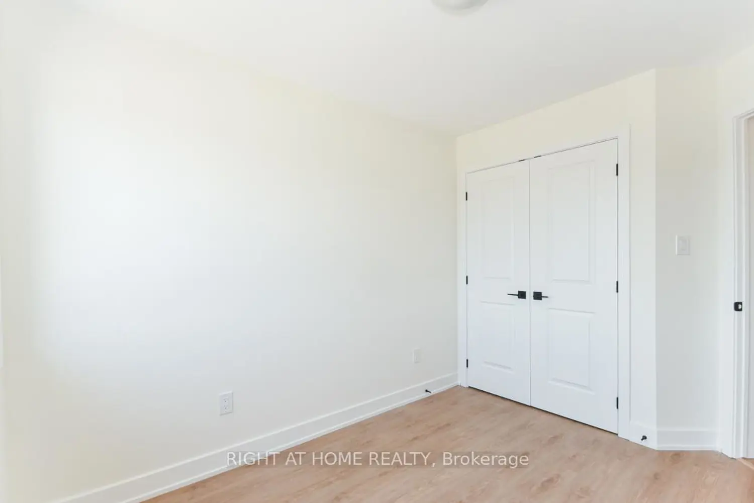 75 Whitcomb Crescent photo 5