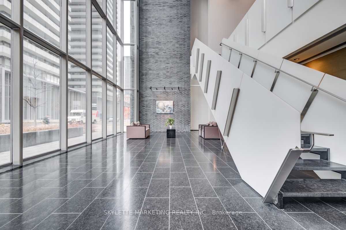 3702-33 Charles Street E, Toronto, ON, M4Y 0A2 photo 2