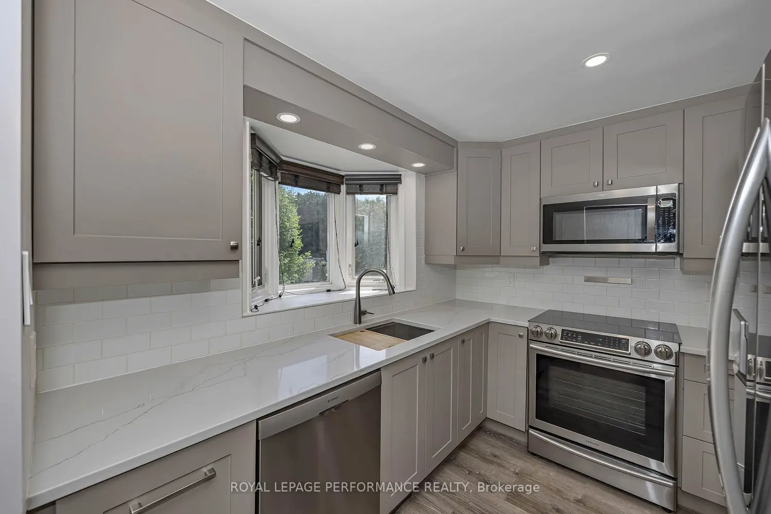 1780 Lamoureux Drive A photo 3