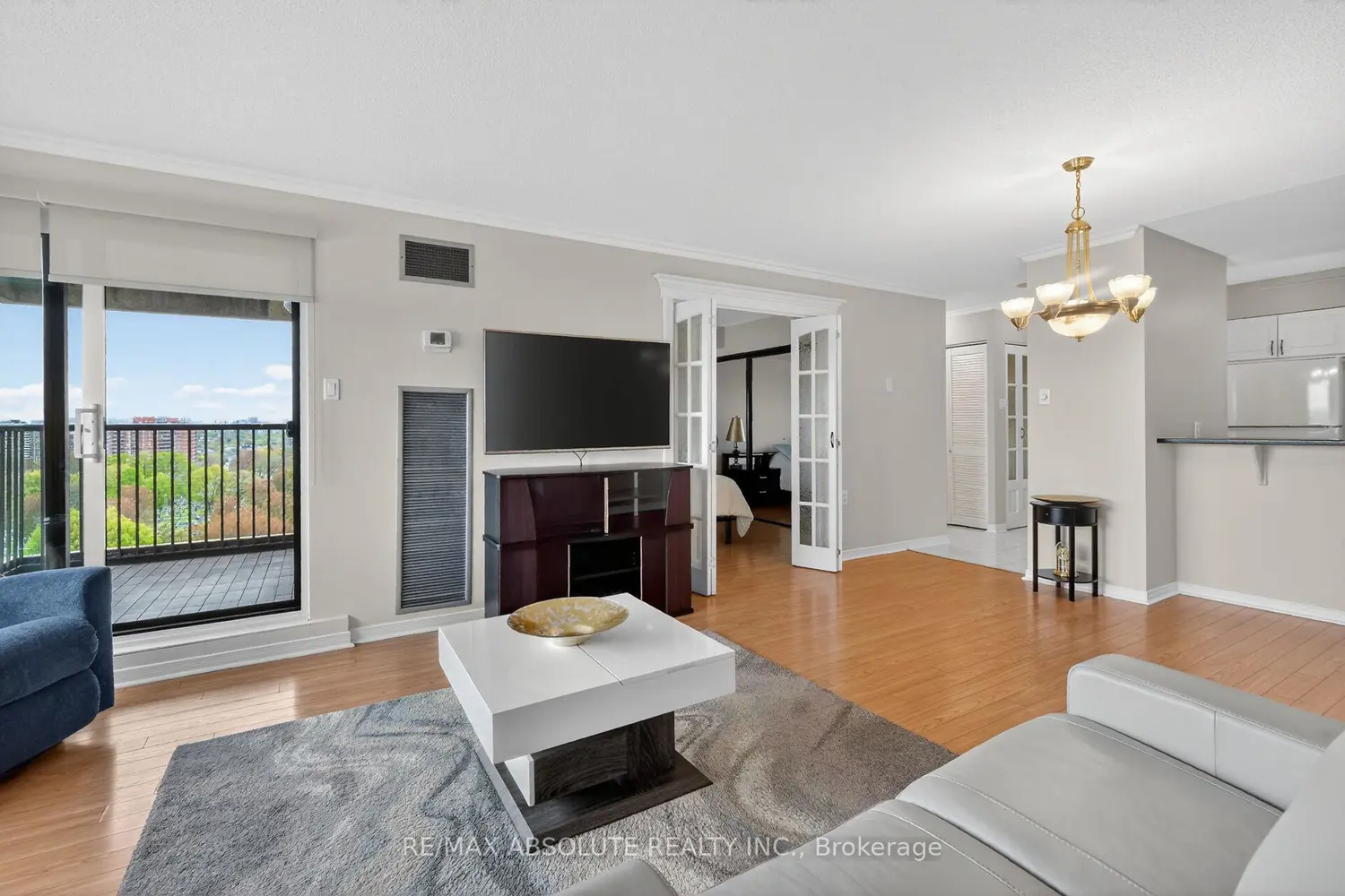 545 St Laurent Boulevard 806 photo 5