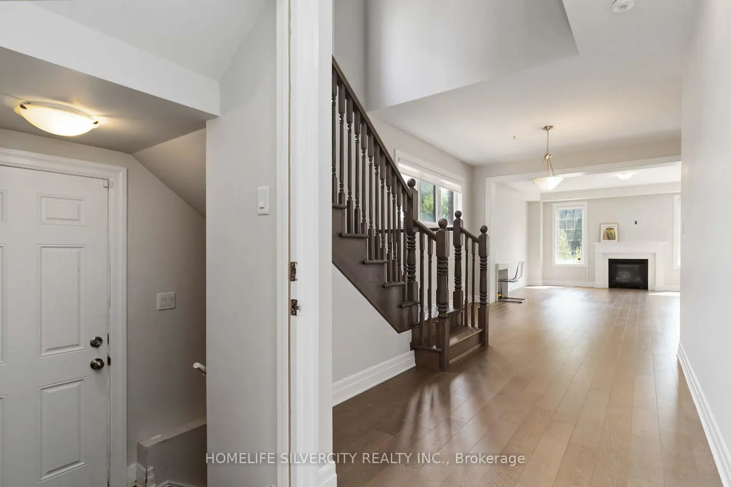 588 Queen Mary Drive photo 4