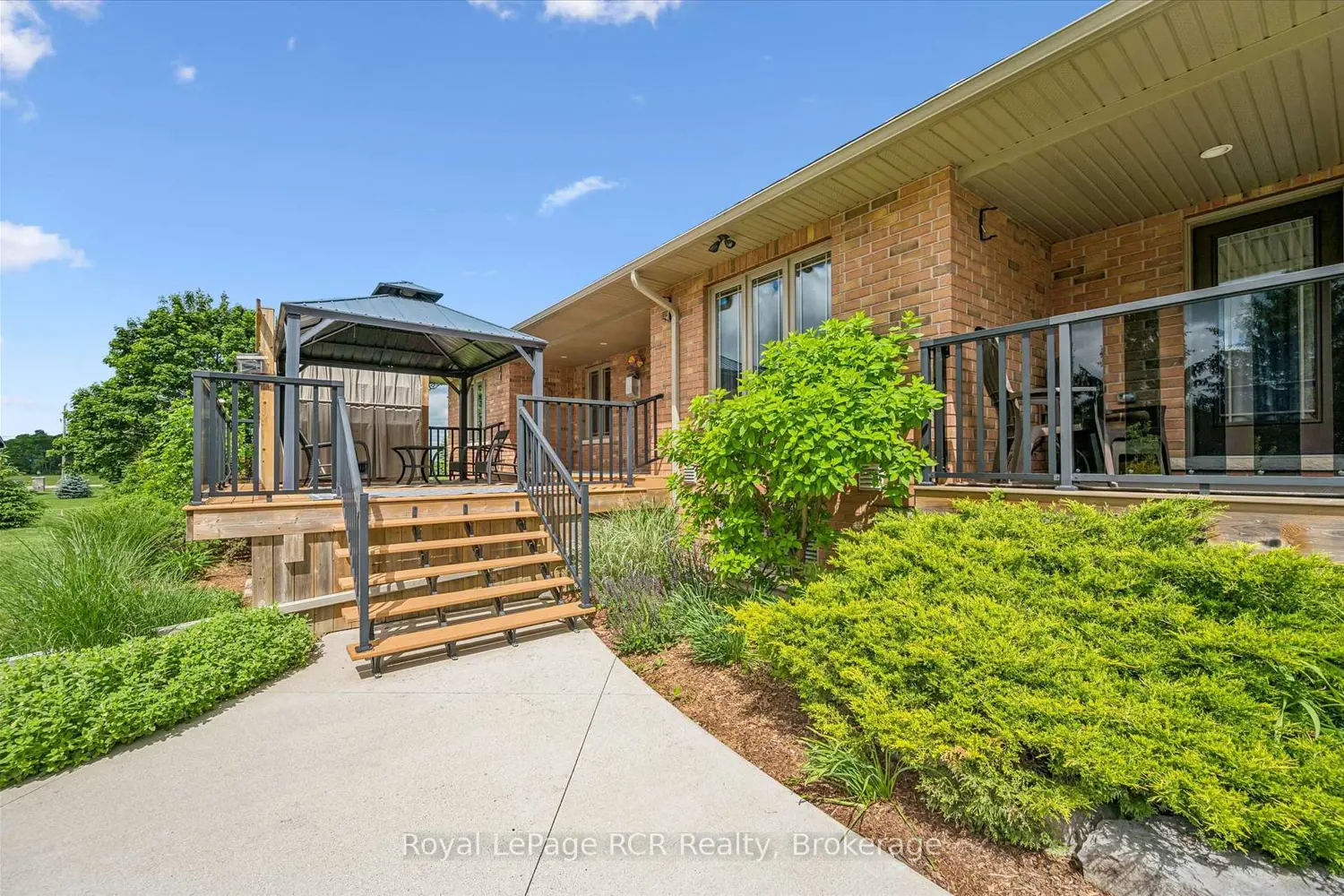 104 Harris Crescent photo 2