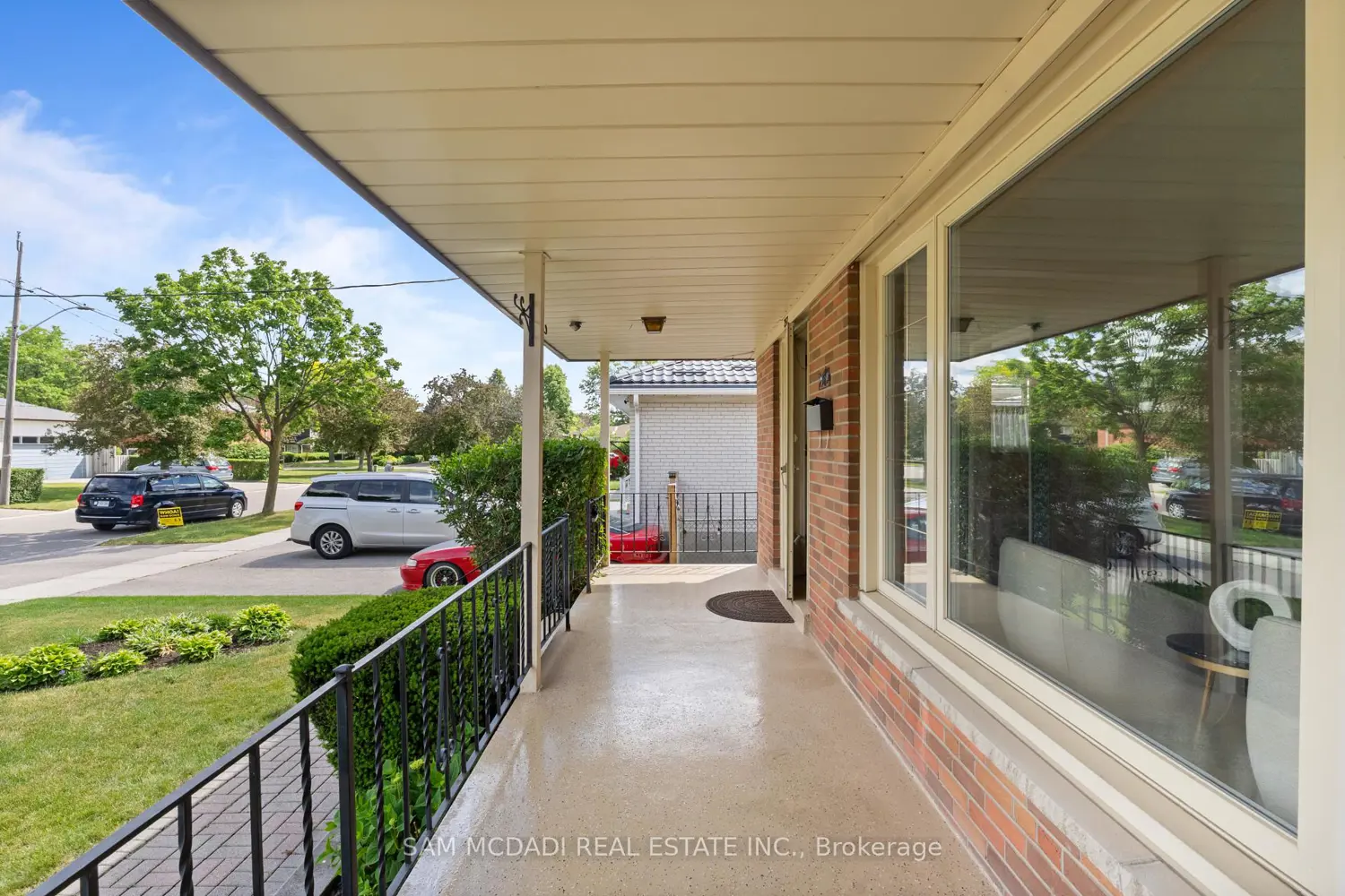 757 Netherton Crescent photo 2