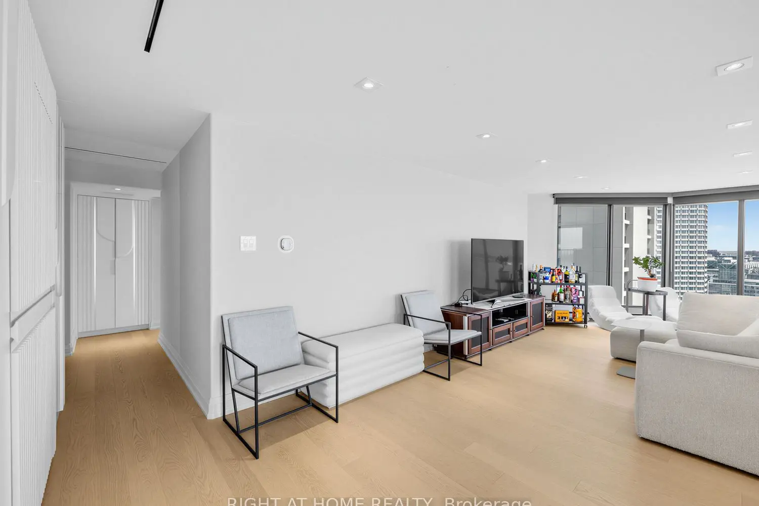 65 Harbour Square 2202 photo 4