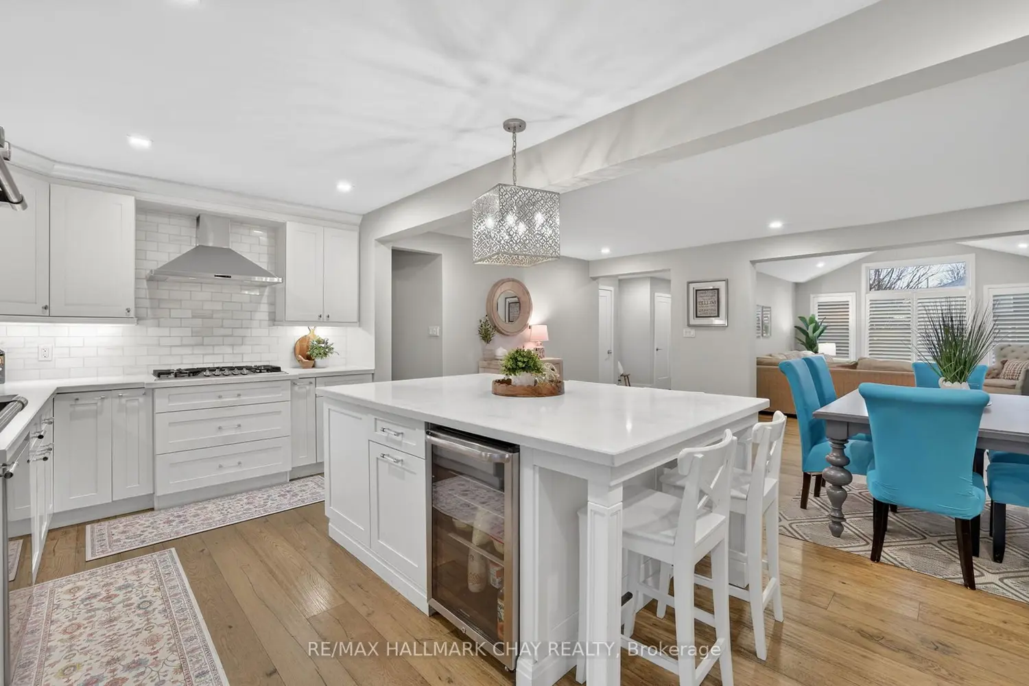 1587 Mount Albert Road photo 2