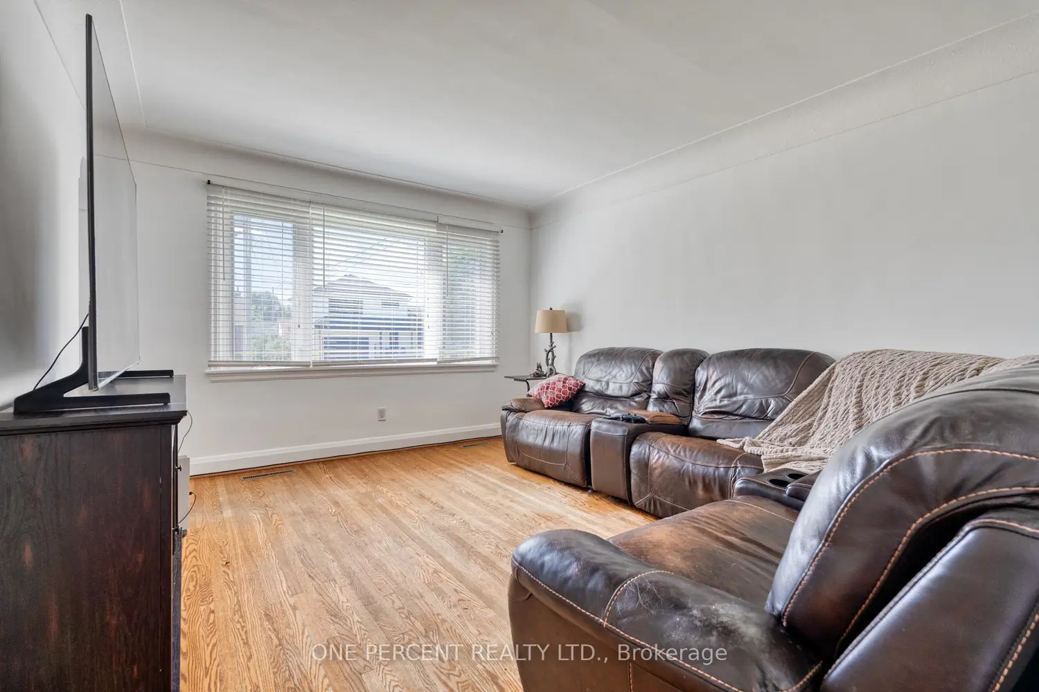 27 Delevan Crescent photo 3