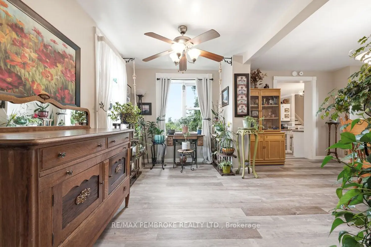 558 Mackay Street photo 5