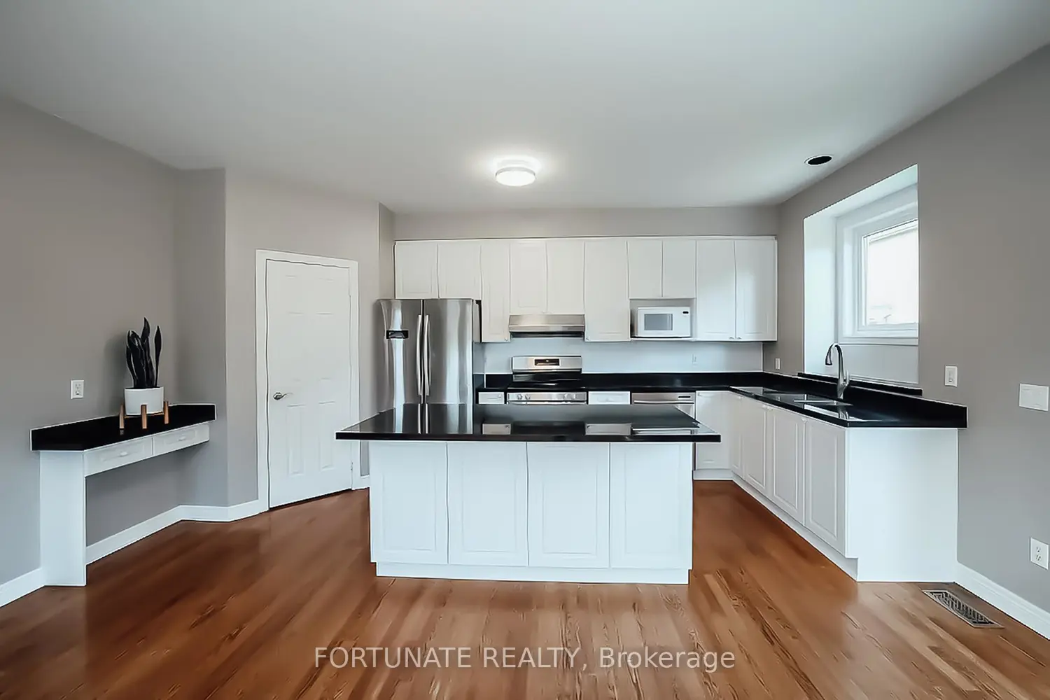 2071 Pinevalley Crescent photo 5