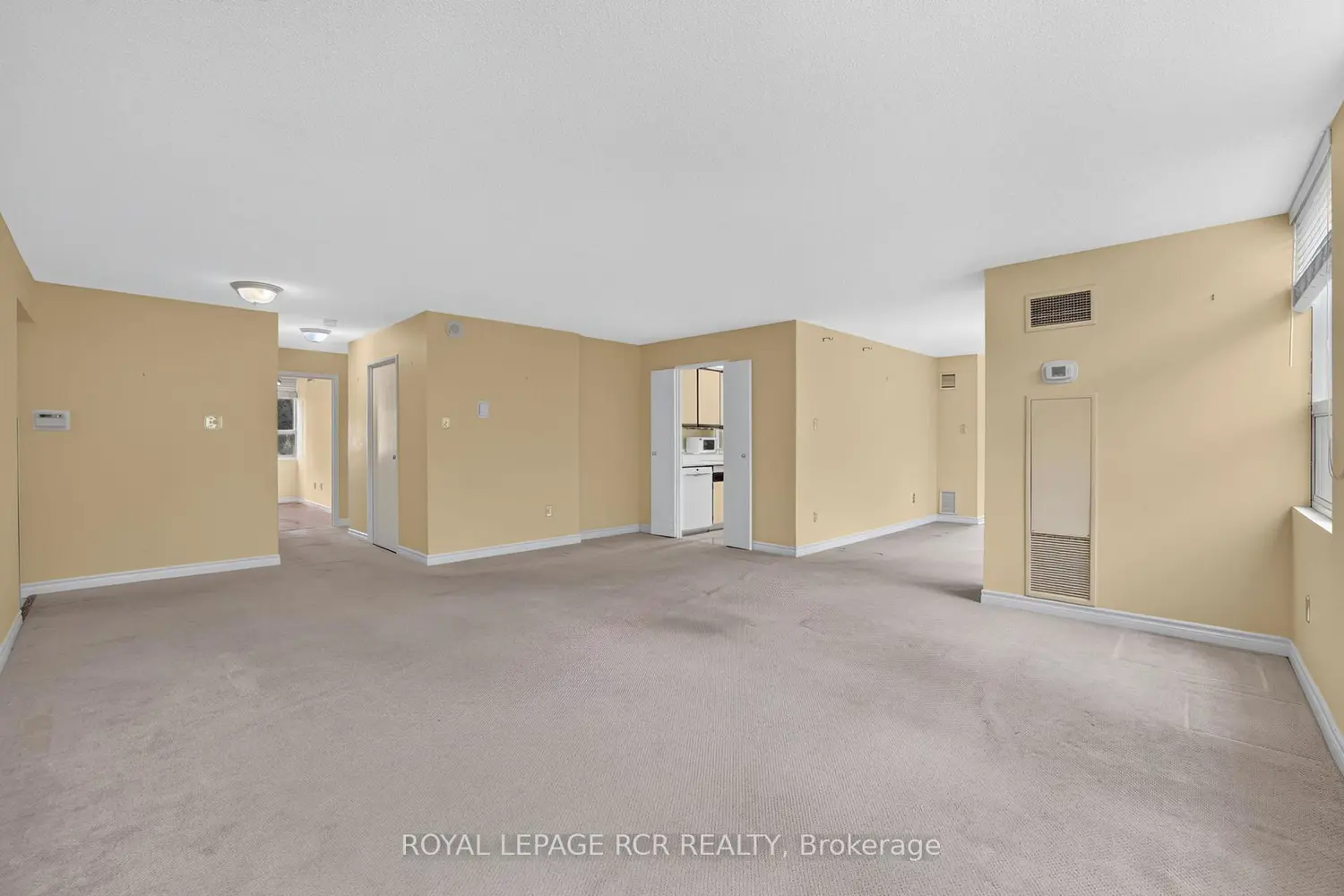 3650 Kaneff Crescent 303 photo 4