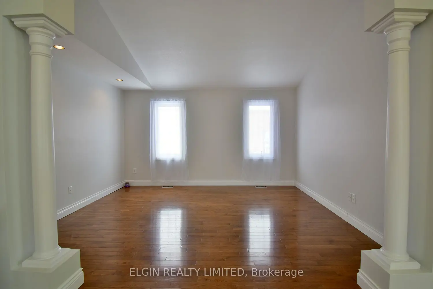 578 Wellington Street photo 3