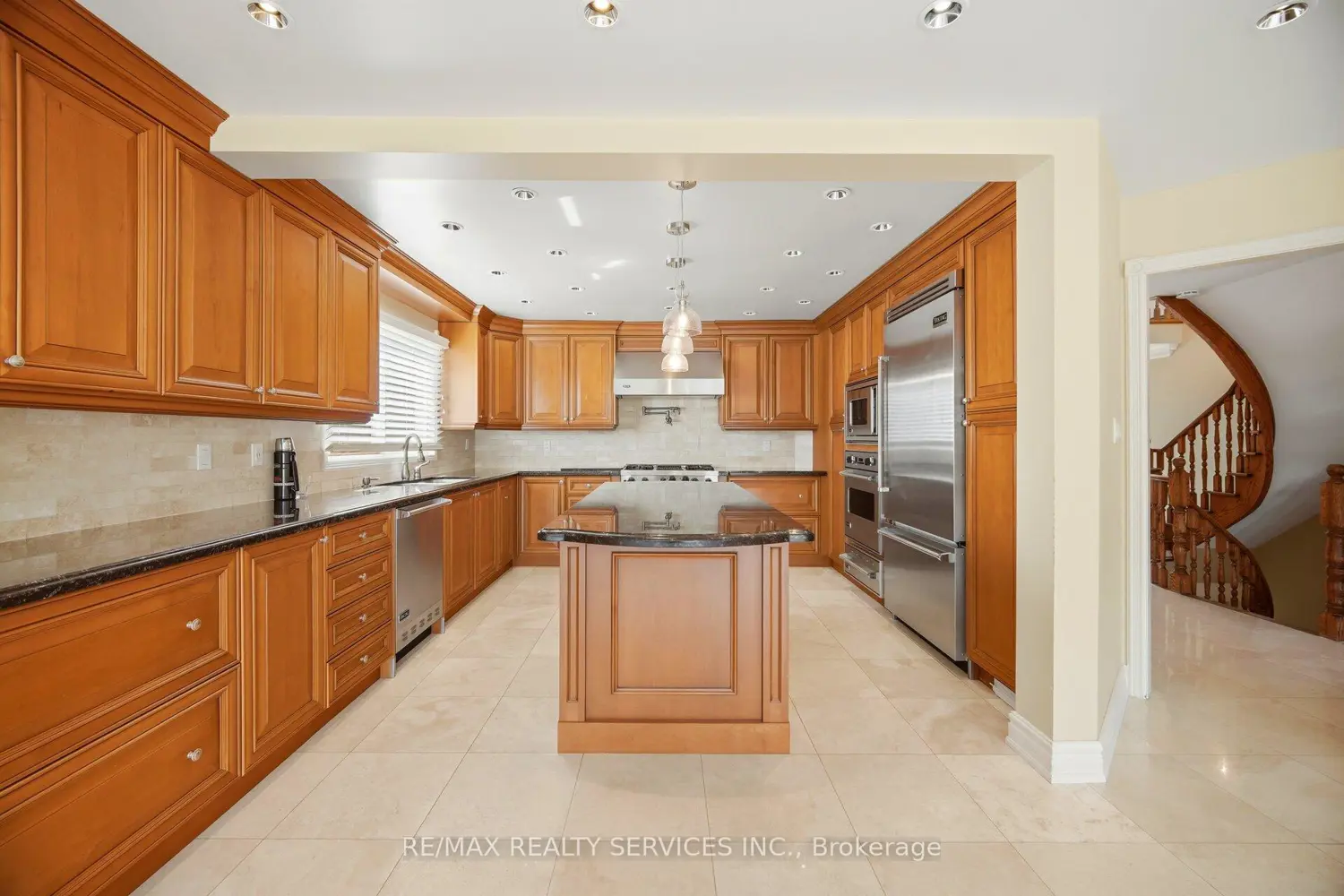 36 Shadywood Road photo 3