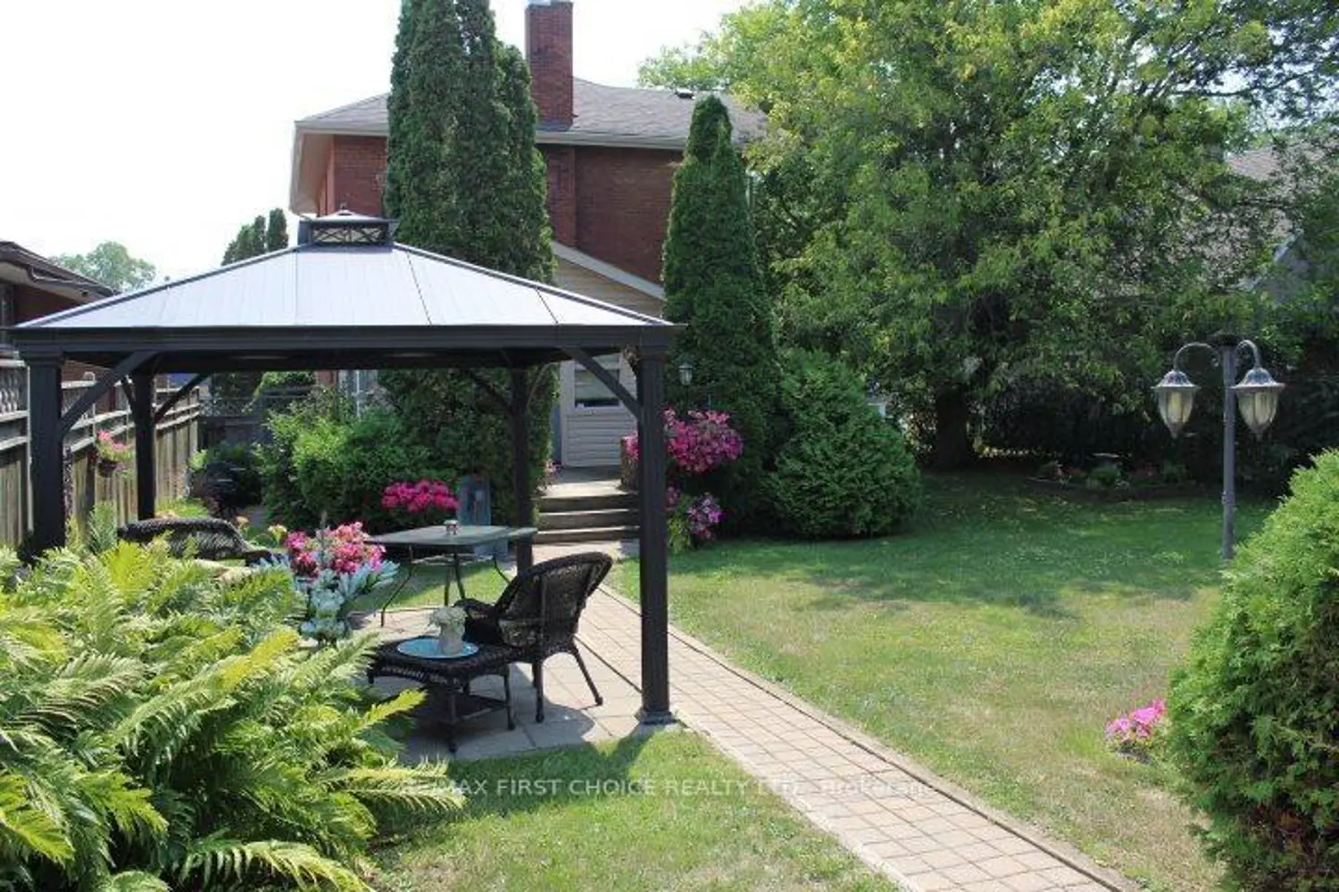 310 Algoma Street photo 5