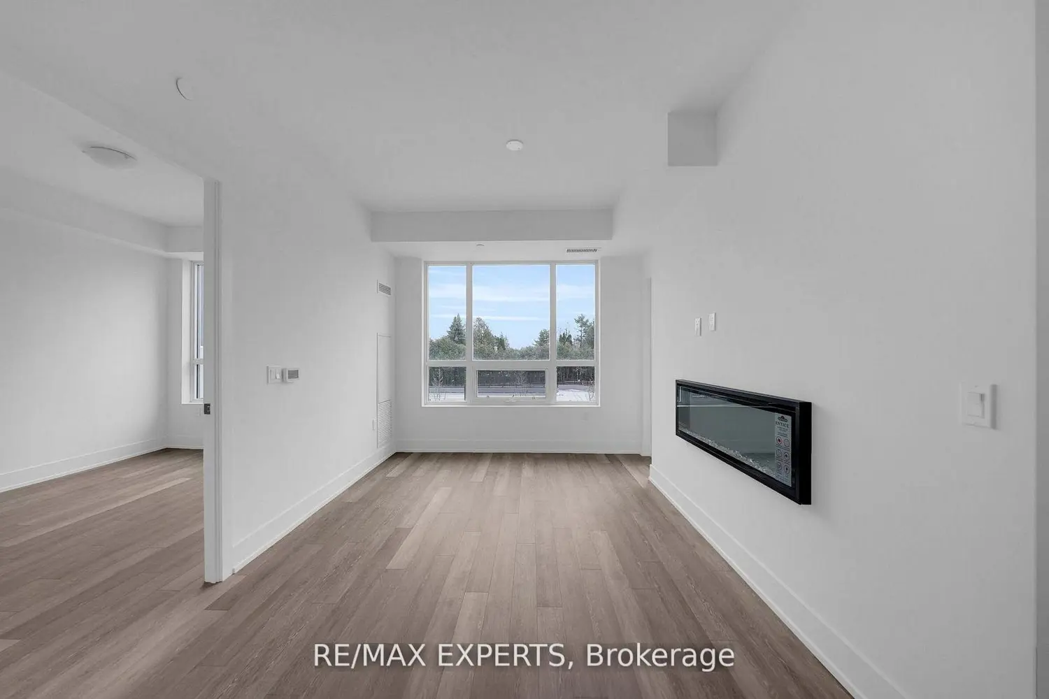 2075 King Road 203 photo 3
