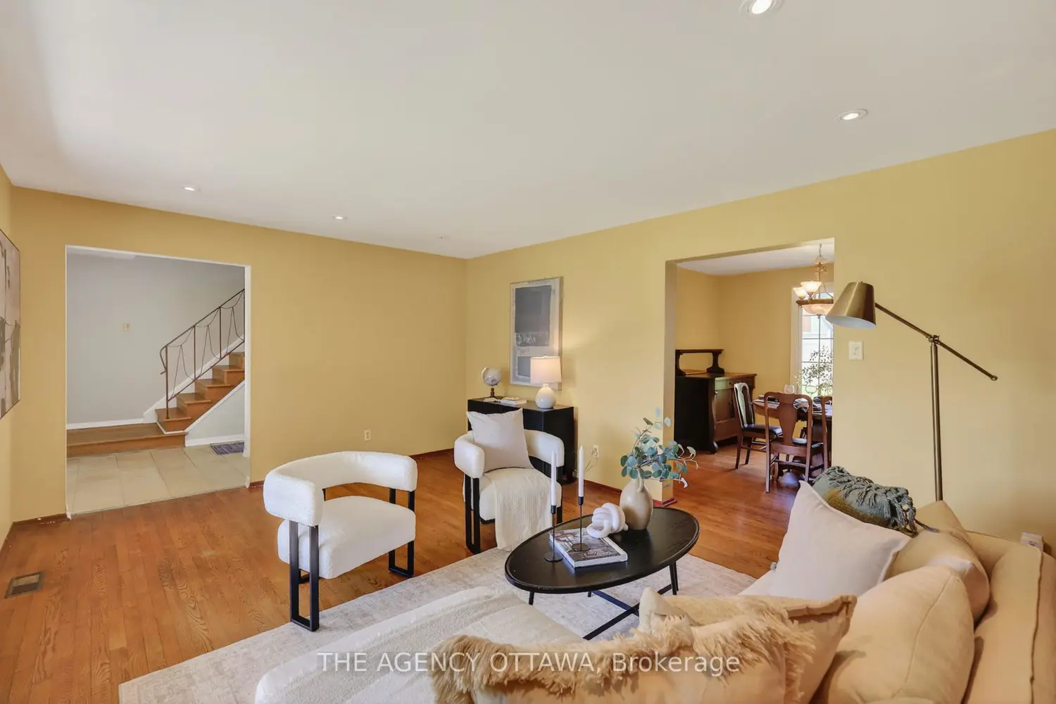 1681 Amberdale Crescent photo 2