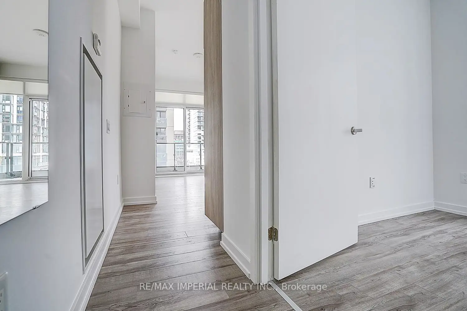 77 Shuter Street 710 photo 3