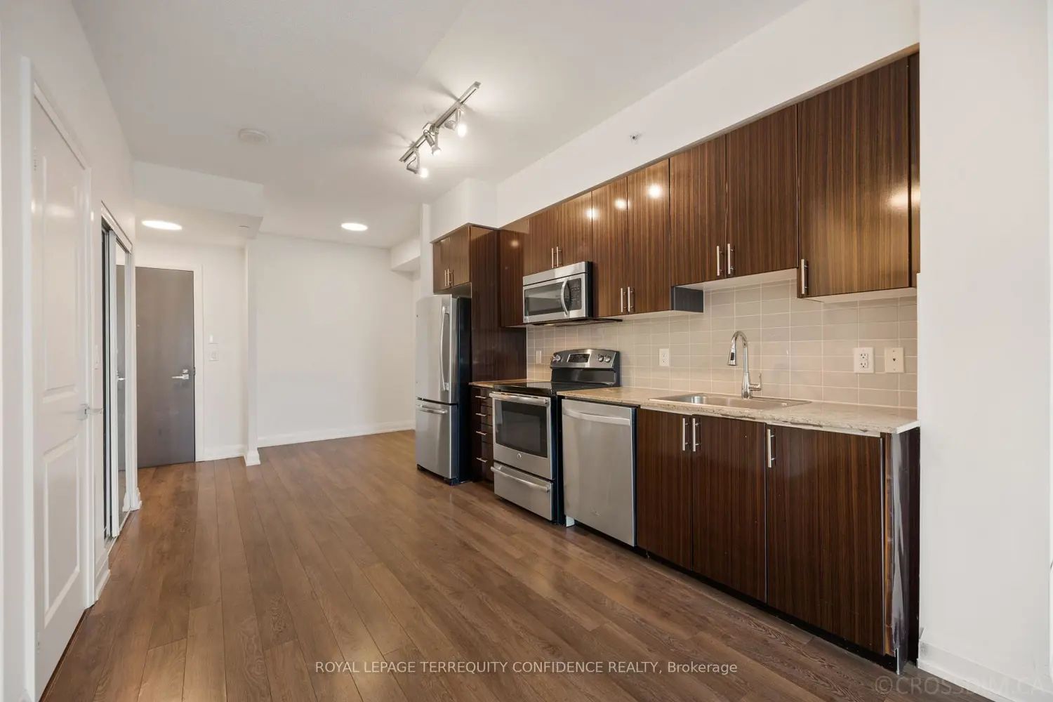 7161 Yonge Street 727 photo 5