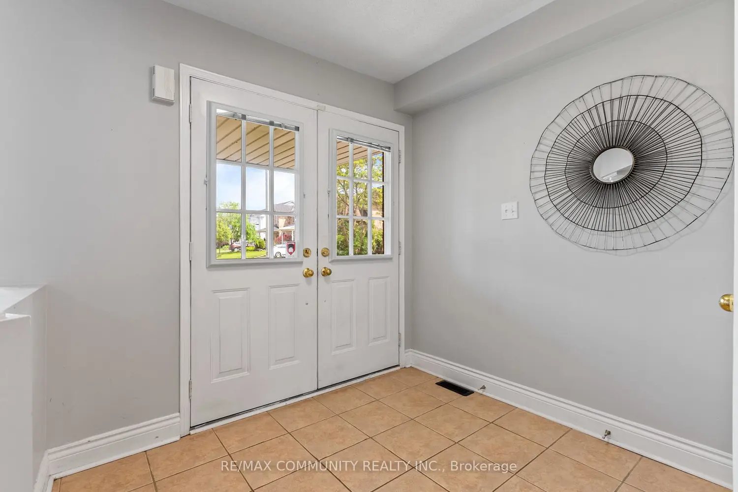 1081 Langford Street photo 4