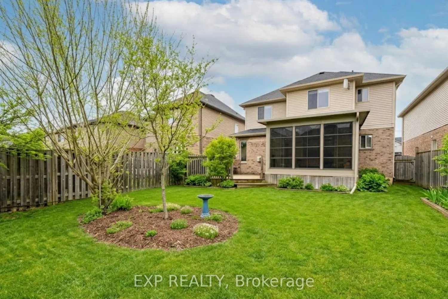 4875 John Street photo 2