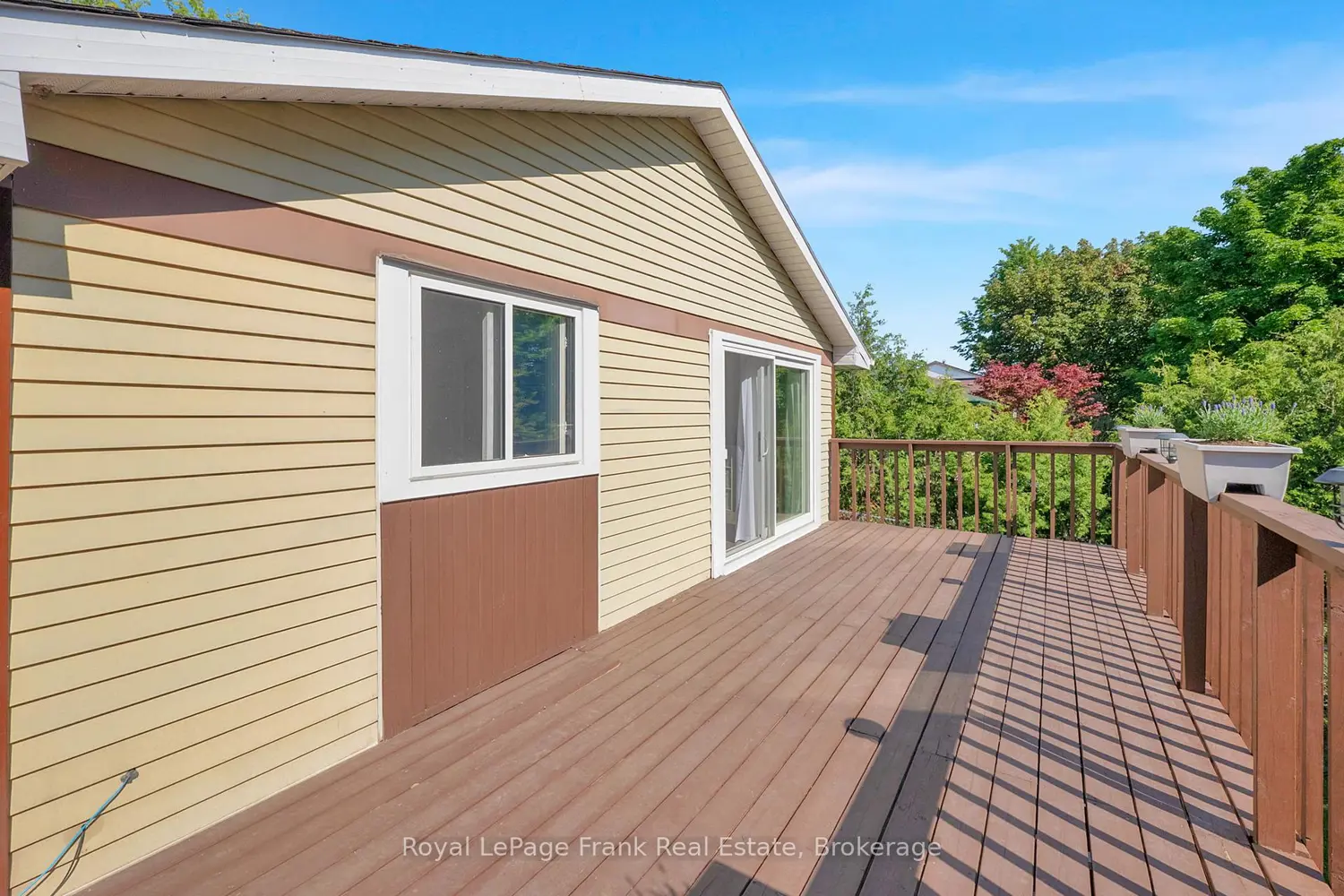 576 Annandale Street photo 2