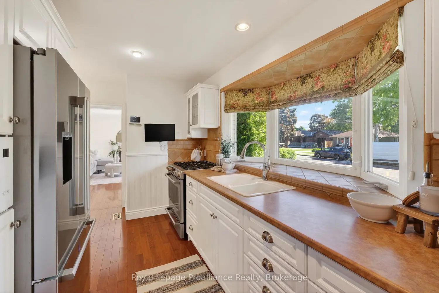951 D'arcy Street photo 3