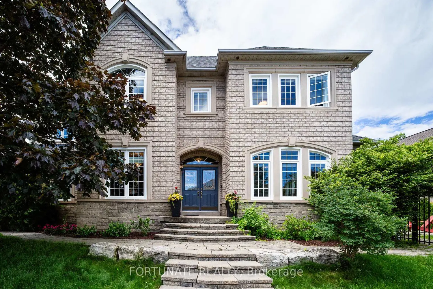 2071 Pinevalley Crescent photo 2