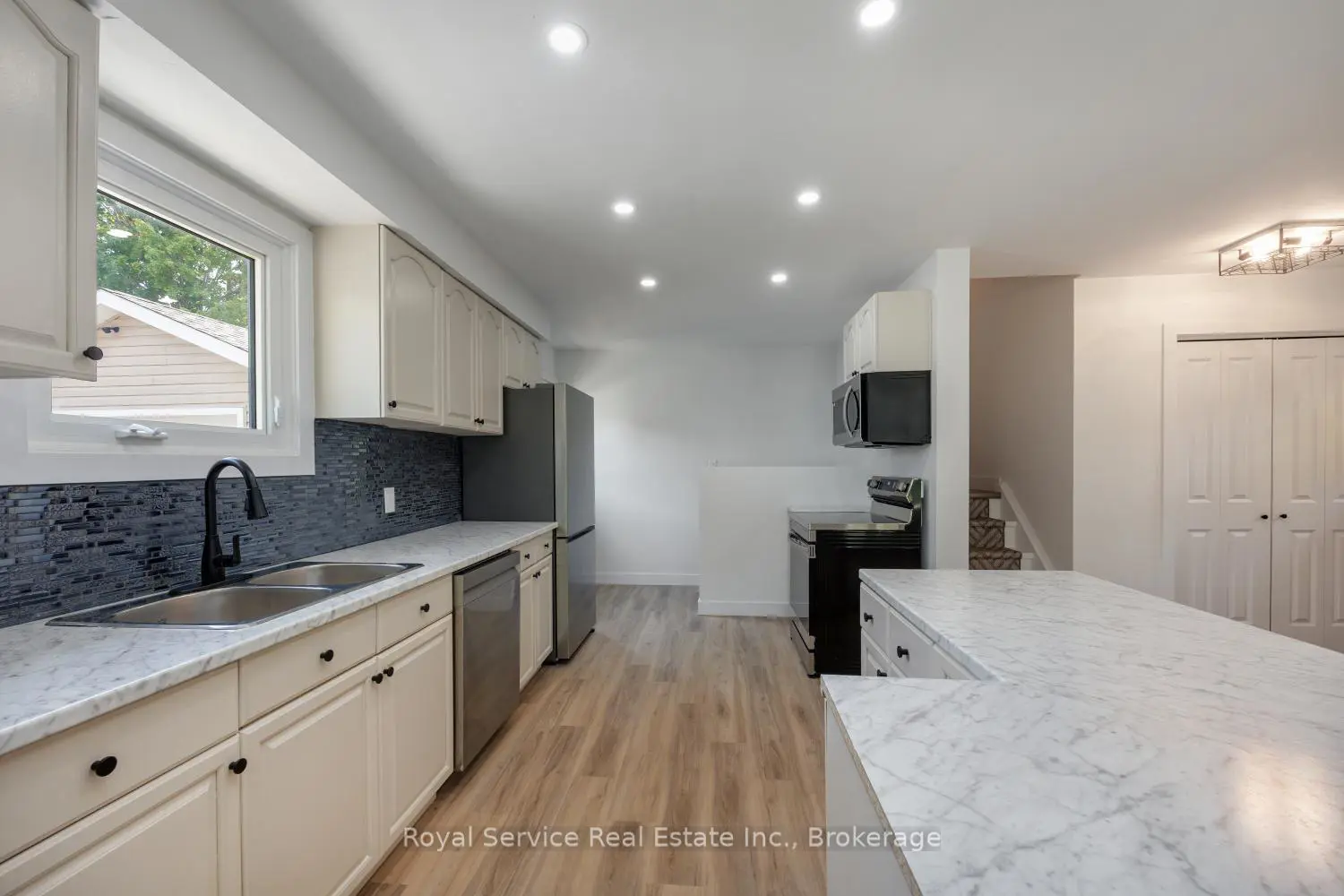 567 Daintry Crescent photo 4