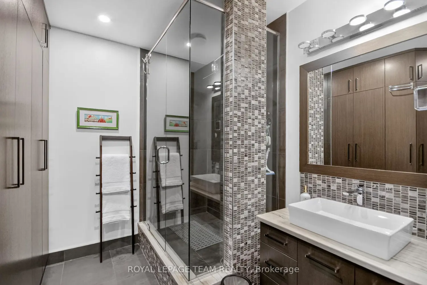 5849 Queenscourt Crescent photo 4