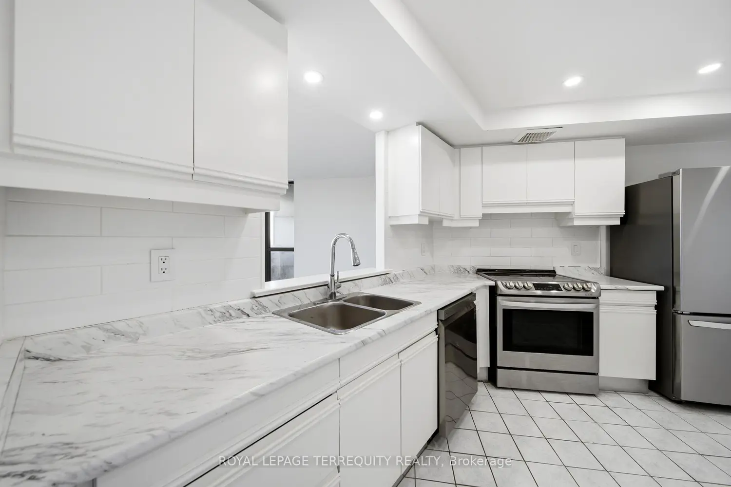 2010 Islington Avenue 1003 photo 4