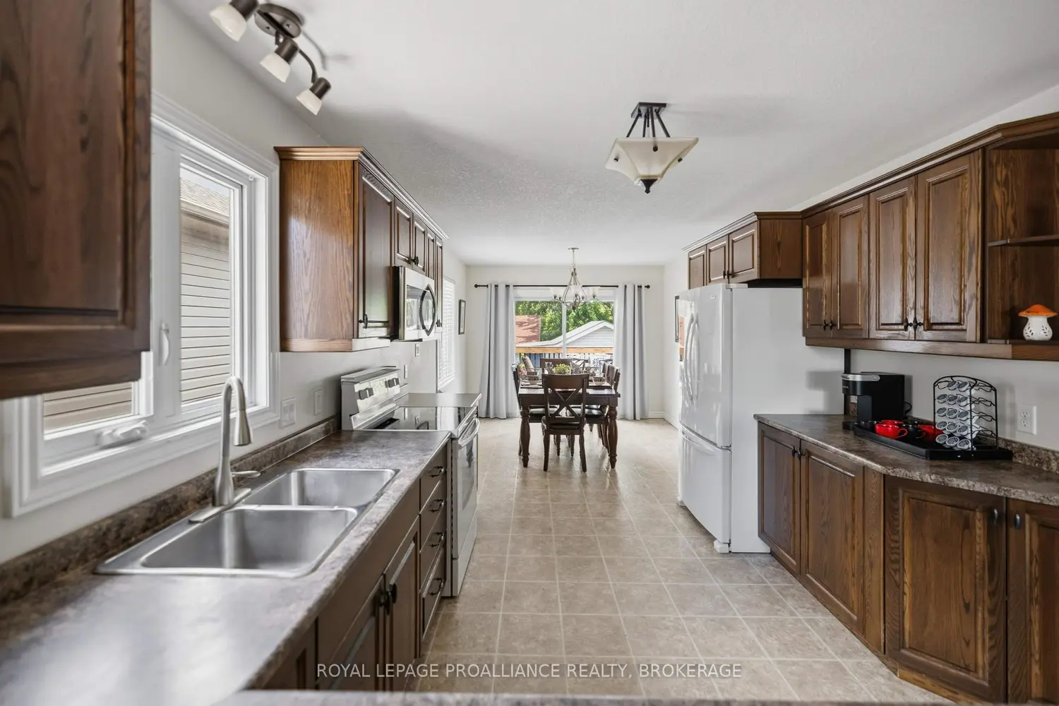1094 Crossfield Avenue photo 4