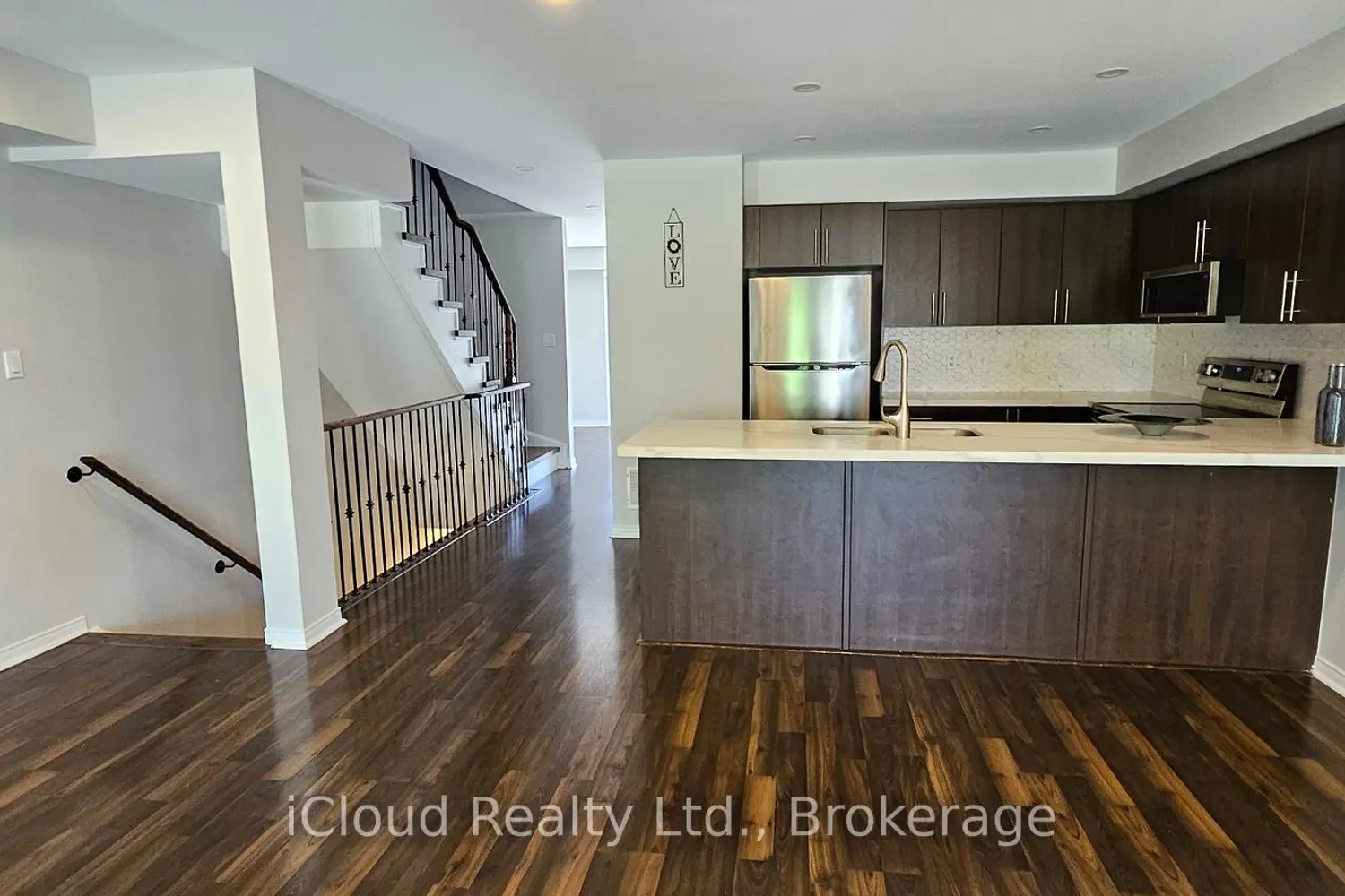 3070 Thomas Street 8 photo 3