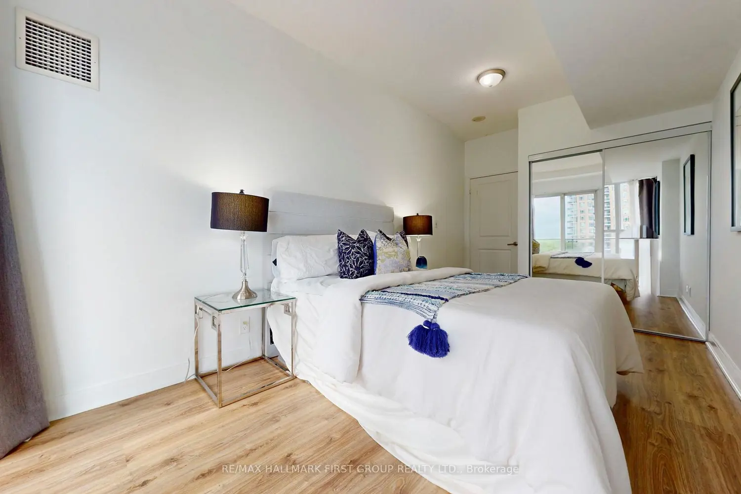 50 Absolute Avenue 603 photo 5
