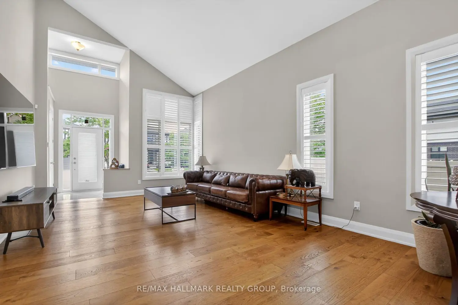 341 Serenade Crescent photo 4