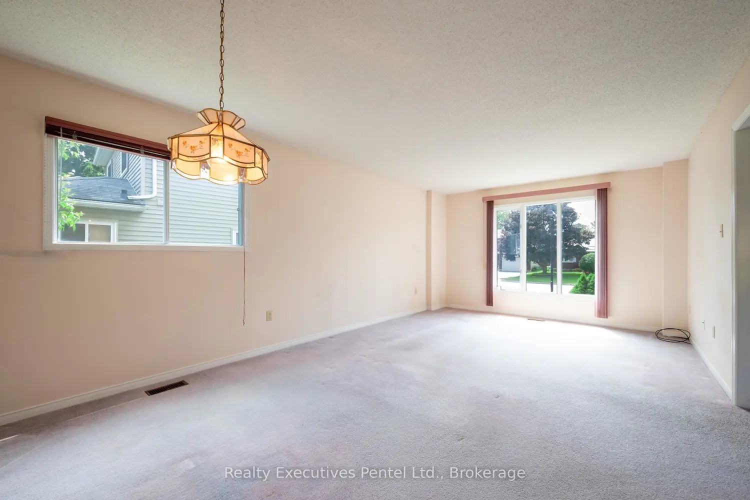 949 Cornell Crescent photo 2