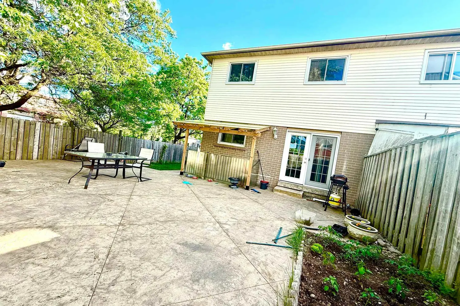 750 Queensbridge Drive photo 2