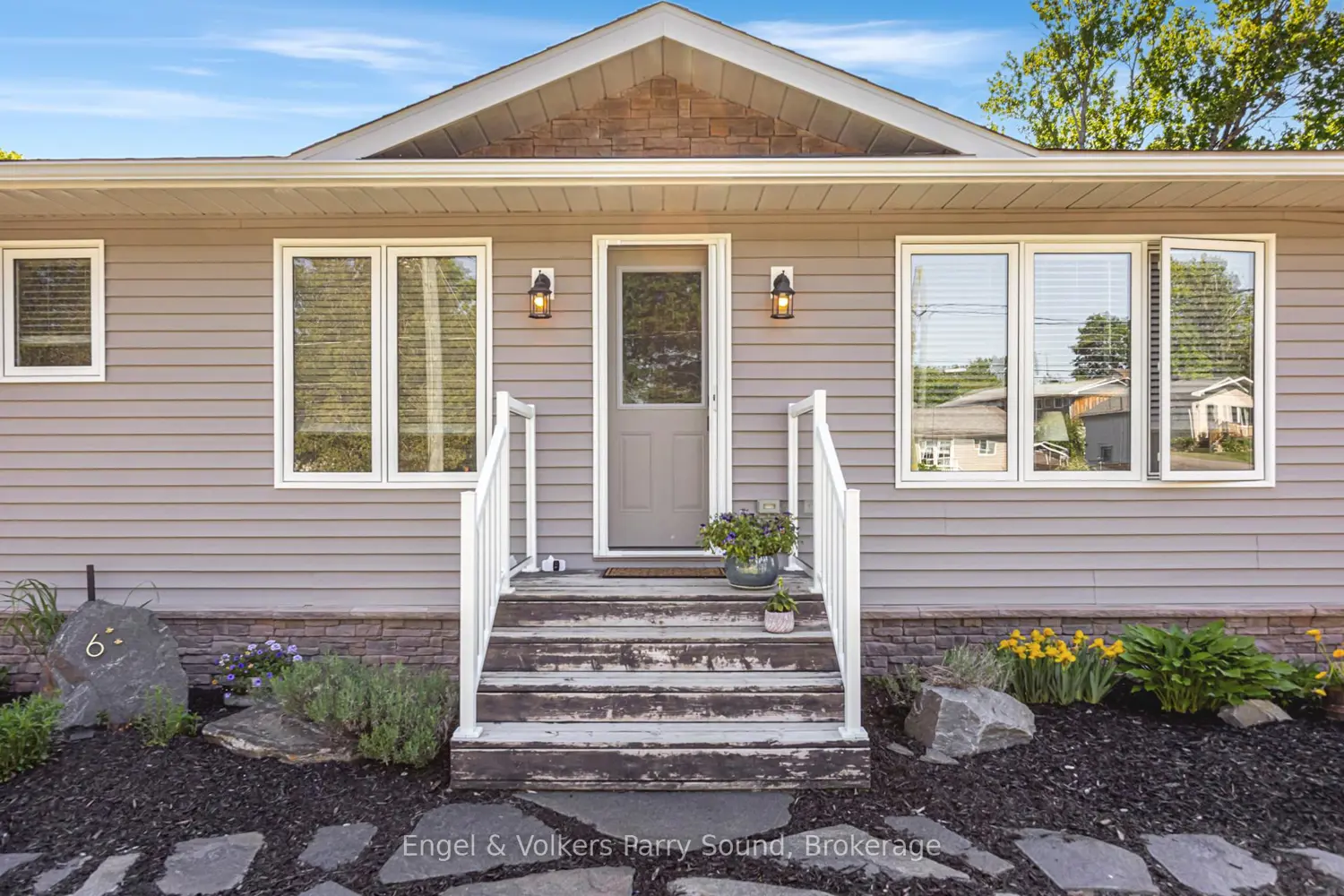6 Lawrence Street photo 3