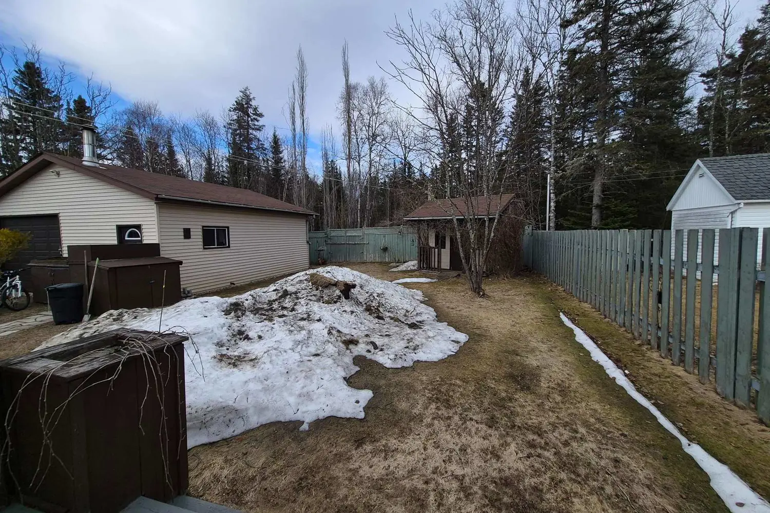 35 Bastedo Cres photo 5