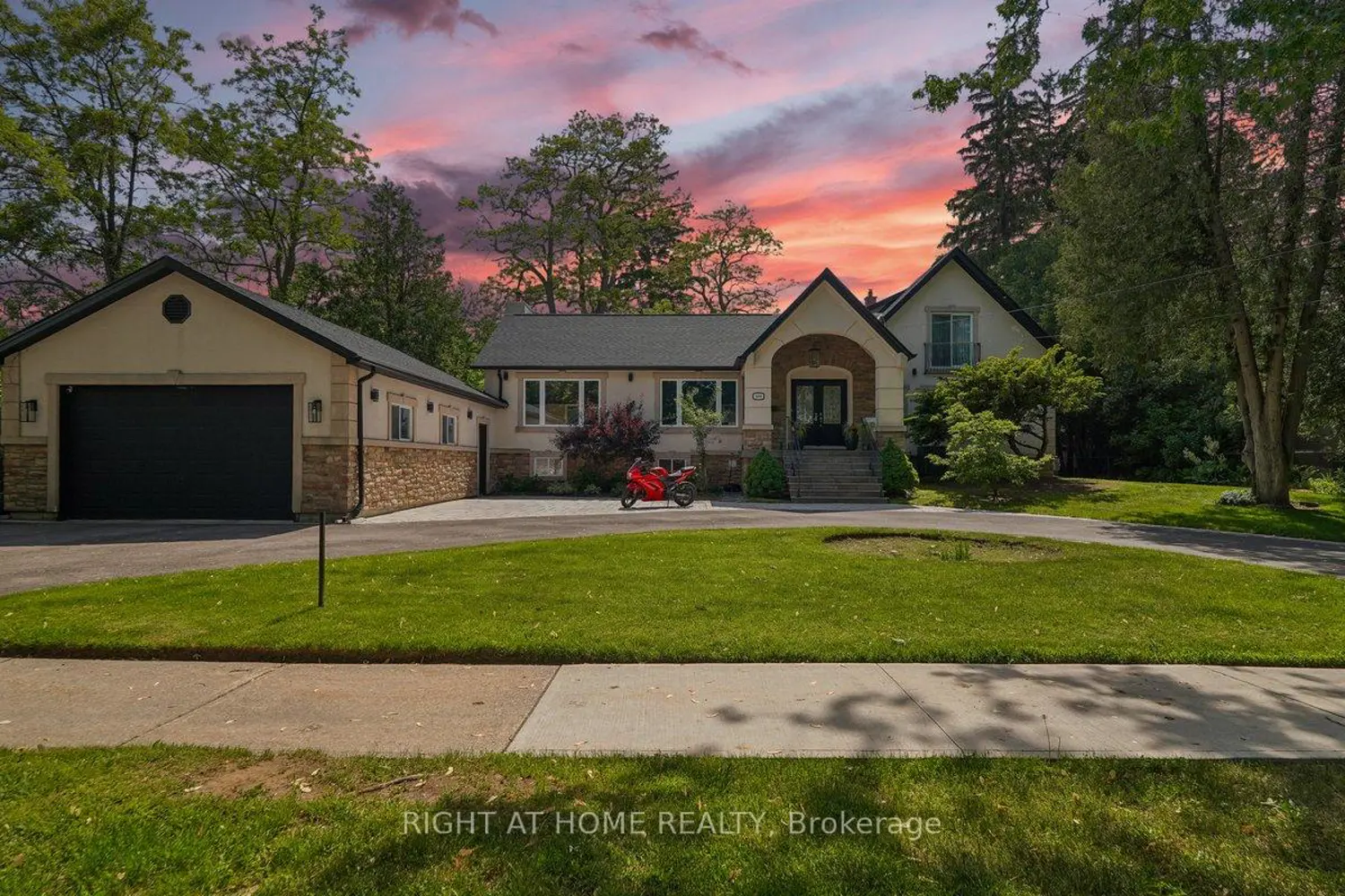 2090 Stonehouse Crescent photo 2