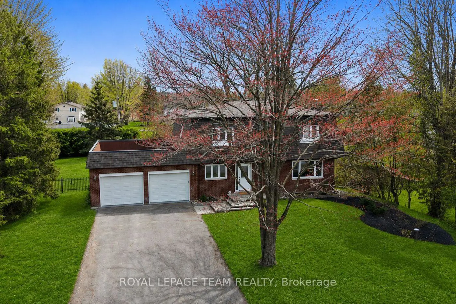 1081 Boucher Crescent photo 2