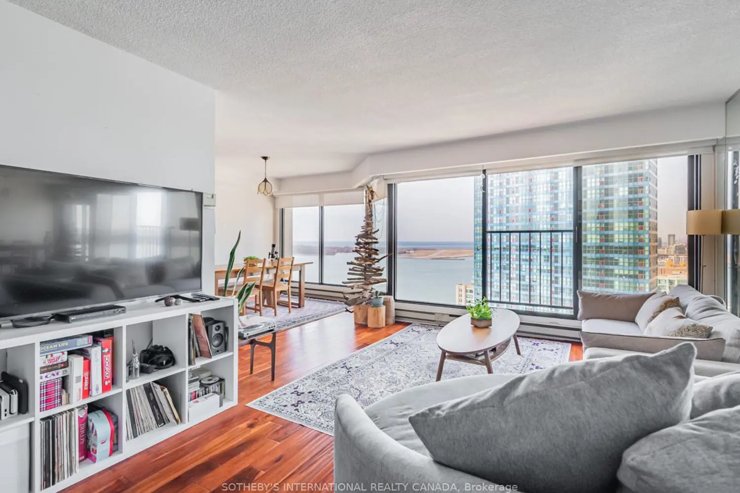 65 Harbour Square 2204 photo 3