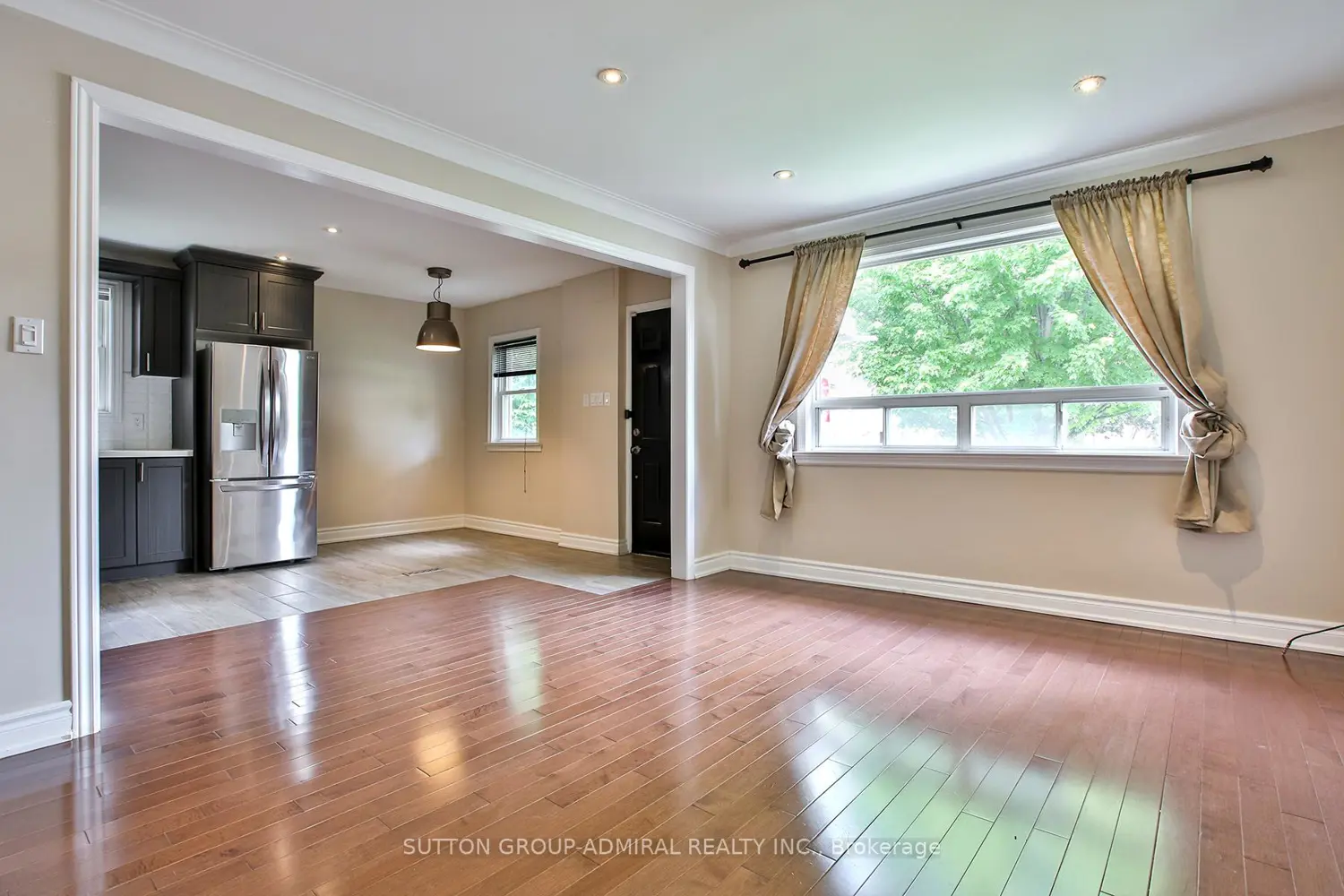 33 Regina Avenue photo 5